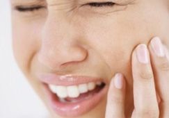 Болит зуб при надавливании: в чем причины и что делать?